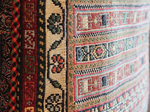 Dywany perskie Sirdżan jako ozdobne poduchy - zdjęcie od Sarmatia Trading - Awangardowe Wyposażenie Wnętrz