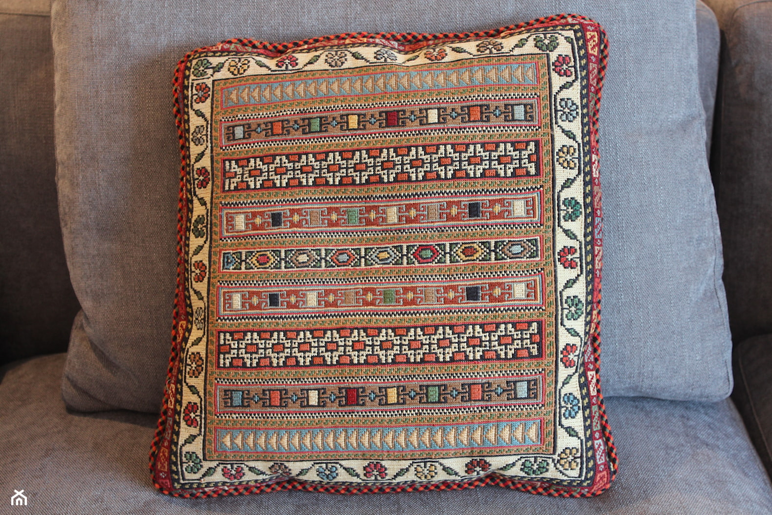 Dywany perskie Sirdżan jako ozdobne poduchy - zdjęcie od Sarmatia Trading - Awangardowe Wyposażenie Wnętrz - Homebook