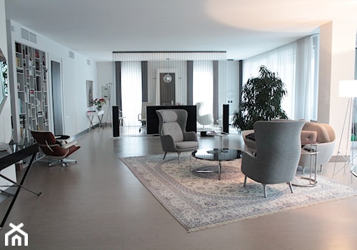 Klasyczny dywan Nain w nowoczesnym apartamencie - zdjęcie od Sarmatia Trading - Awangardowe Wyposażenie Wnętrz