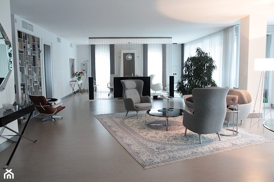 Klasyczny dywan Nain w nowoczesnym apartamencie - zdjęcie od Sarmatia Trading - Awangardowe Wyposażenie Wnętrz