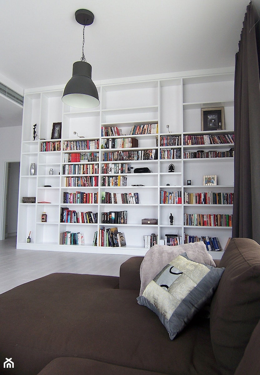 Średni biały salon z bibiloteczką, styl skandynawski - zdjęcie od Pracownia projektowania wnętrz Beata Lukas
