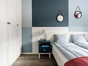 Sopocka Ostoja - Mała średnia niebieska sypialnia, styl skandynawski - zdjęcie od Michał Markiewicz
