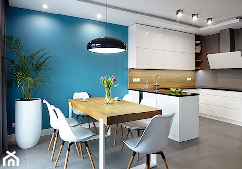 dom 107 m2 Bydgoszcz - Średnia niebieska jadalnia w kuchni, styl nowoczesny - zdjęcie od pracowania projektowa Danieli Czachowskiej