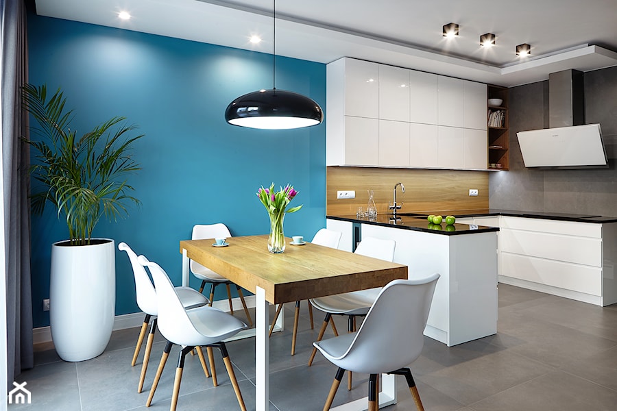 dom 107 m2 Bydgoszcz - Średnia niebieska jadalnia w kuchni, styl nowoczesny - zdjęcie od pracowania projektowa Danieli Czachowskiej