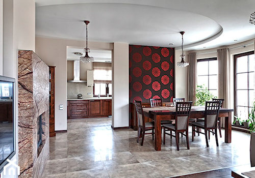 realizacja - dom - Duży szary salon z kuchnią z jadalnią, styl tradycyjny - zdjęcie od pracowania projektowa Danieli Czachowskiej