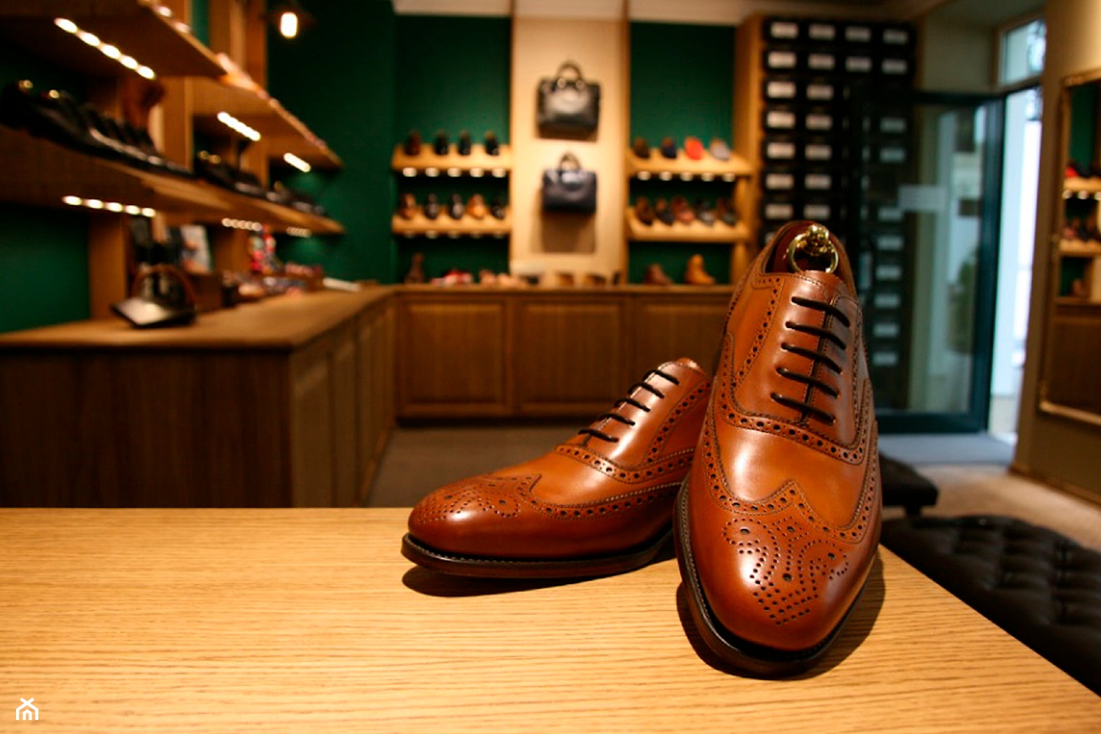 Loake Shoemakers Warszawa - zdjęcie od 370studio - Homebook