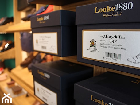 Aranżacje wnętrz - Wnętrza publiczne: Loake Shoemakers Warszawa - 370studio. Przeglądaj, dodawaj i zapisuj najlepsze zdjęcia, pomysły i inspiracje designerskie. W bazie mamy już prawie milion fotografii!