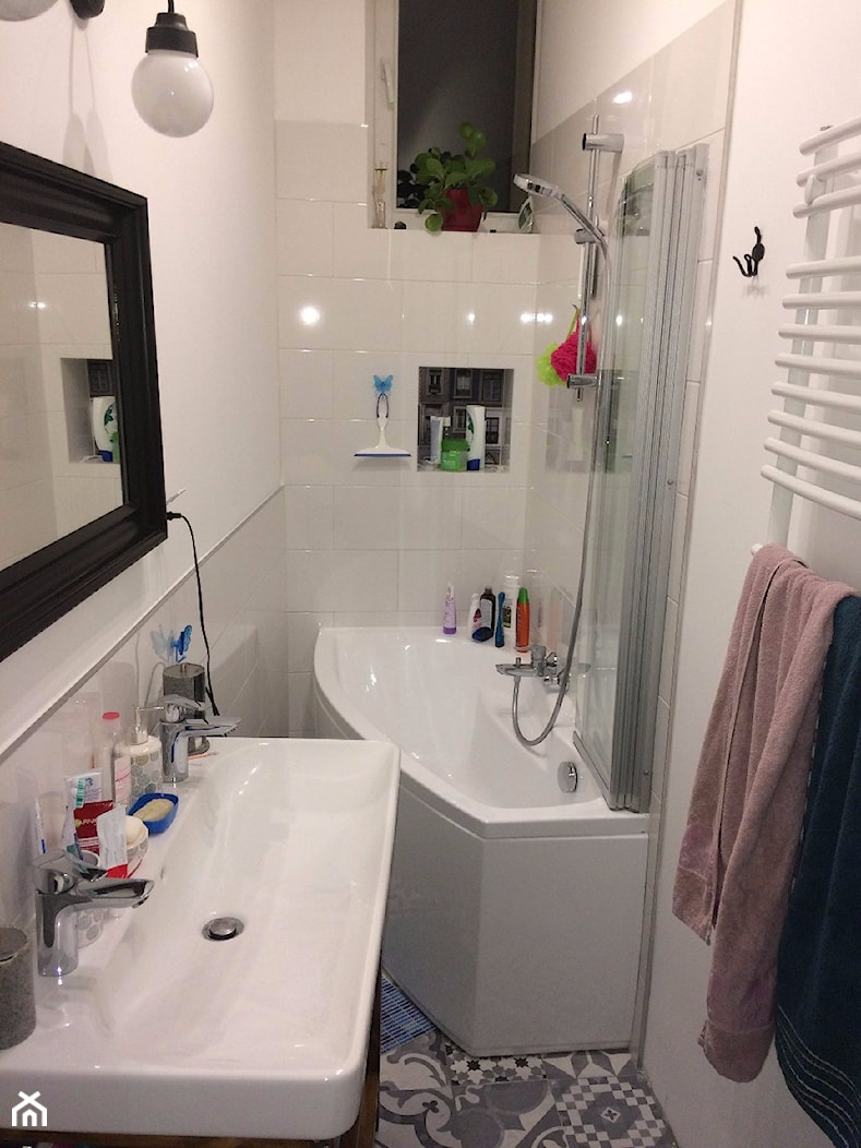 Żona uwielbia kąpiele, ja wolę szybki prysznic.
Nie ma możliwości, aby wstawić i wannę i kabinę, dlatego trzeba było znaleźć kompromis. - zdjęcie od Wuja Rogal - Homebook