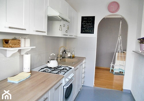 Metamorfoza kuchni tanim kosztem - Mała zamknięta biała z zabudowaną lodówką z nablatowym zlewozmywakiem kuchnia jednorzędowa - zdjęcie od Olga88
