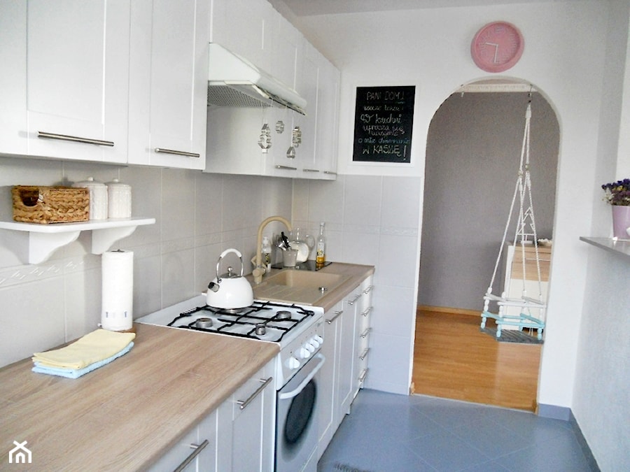Metamorfoza kuchni tanim kosztem - Mała zamknięta biała z zabudowaną lodówką z nablatowym zlewozmywakiem kuchnia jednorzędowa - zdjęcie od Olga88