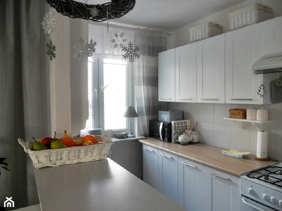 Metamorfoza kuchni tanim kosztem - Średnia otwarta biała z zabudowaną lodówką z lodówką wolnostojącą kuchnia dwurzędowa z oknem - zdjęcie od Olga88