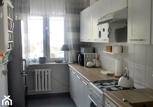 Metamorfoza kuchni tanim kosztem - Średnia zamknięta biała z lodówką wolnostojącą z nablatowym zlewozmywakiem kuchnia dwurzędowa - zdjęcie od Olga88