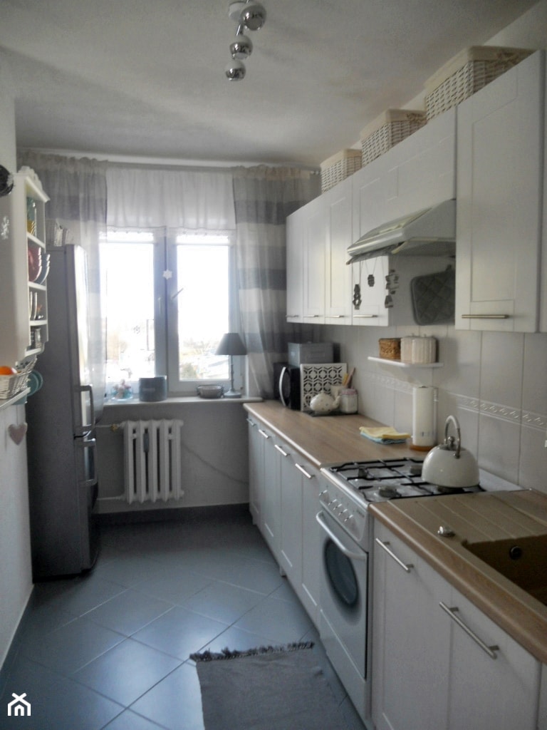 Metamorfoza kuchni tanim kosztem - Średnia zamknięta biała z lodówką wolnostojącą z nablatowym zlewozmywakiem kuchnia dwurzędowa - zdjęcie od Olga88