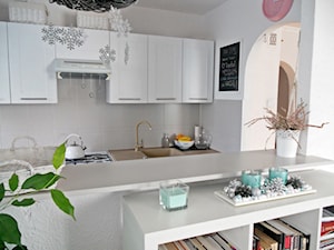Metamorfoza kuchni tanim kosztem - Średnia otwarta z kamiennym blatem biała z zabudowaną lodówką z nablatowym zlewozmywakiem kuchnia dwurzędowa - zdjęcie od Olga88