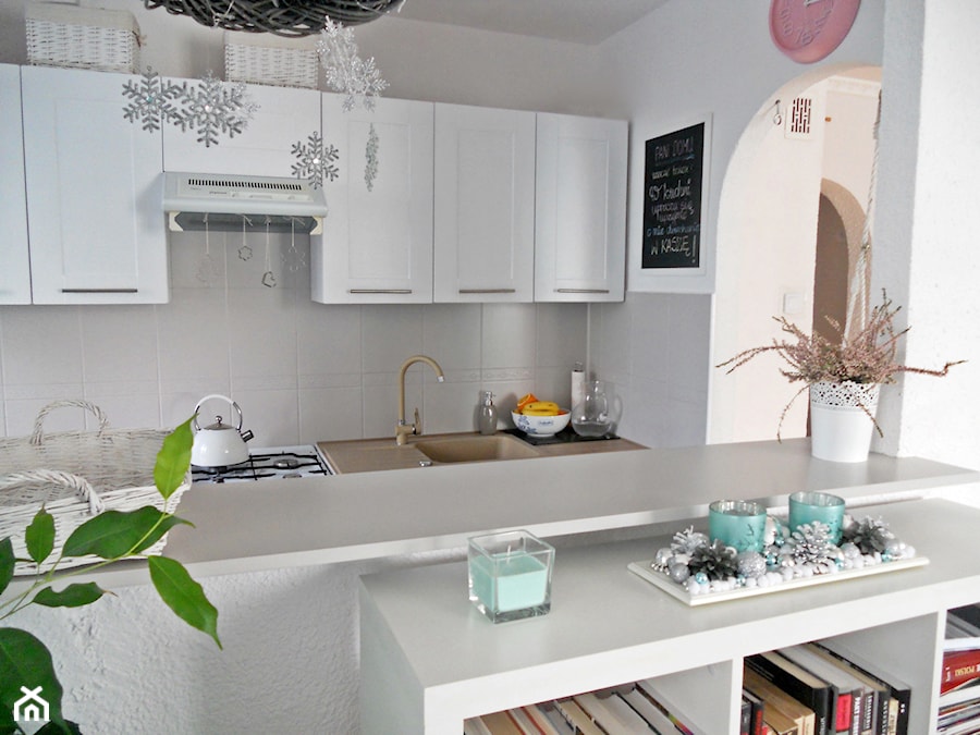 Metamorfoza kuchni tanim kosztem - Średnia otwarta z kamiennym blatem biała z zabudowaną lodówką z nablatowym zlewozmywakiem kuchnia dwurzędowa - zdjęcie od Olga88