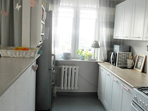 Metamorfoza kuchni tanim kosztem - Średnia zamknięta biała z lodówką wolnostojącą kuchnia dwurzędowa z oknem - zdjęcie od Olga88