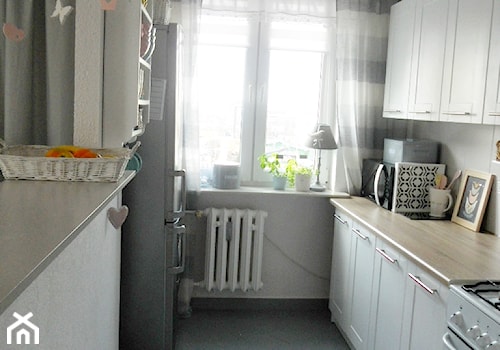 Metamorfoza kuchni tanim kosztem - Średnia zamknięta biała z lodówką wolnostojącą kuchnia dwurzędowa z oknem - zdjęcie od Olga88
