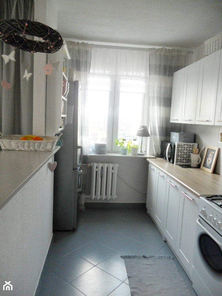 Metamorfoza kuchni tanim kosztem - Średnia zamknięta biała z lodówką wolnostojącą kuchnia dwurzędowa z oknem - zdjęcie od Olga88 - Homebook