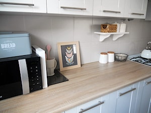 Metamorfoza kuchni tanim kosztem - Mała zamknięta szara z zabudowaną lodówką kuchnia jednorzędowa - zdjęcie od Olga88