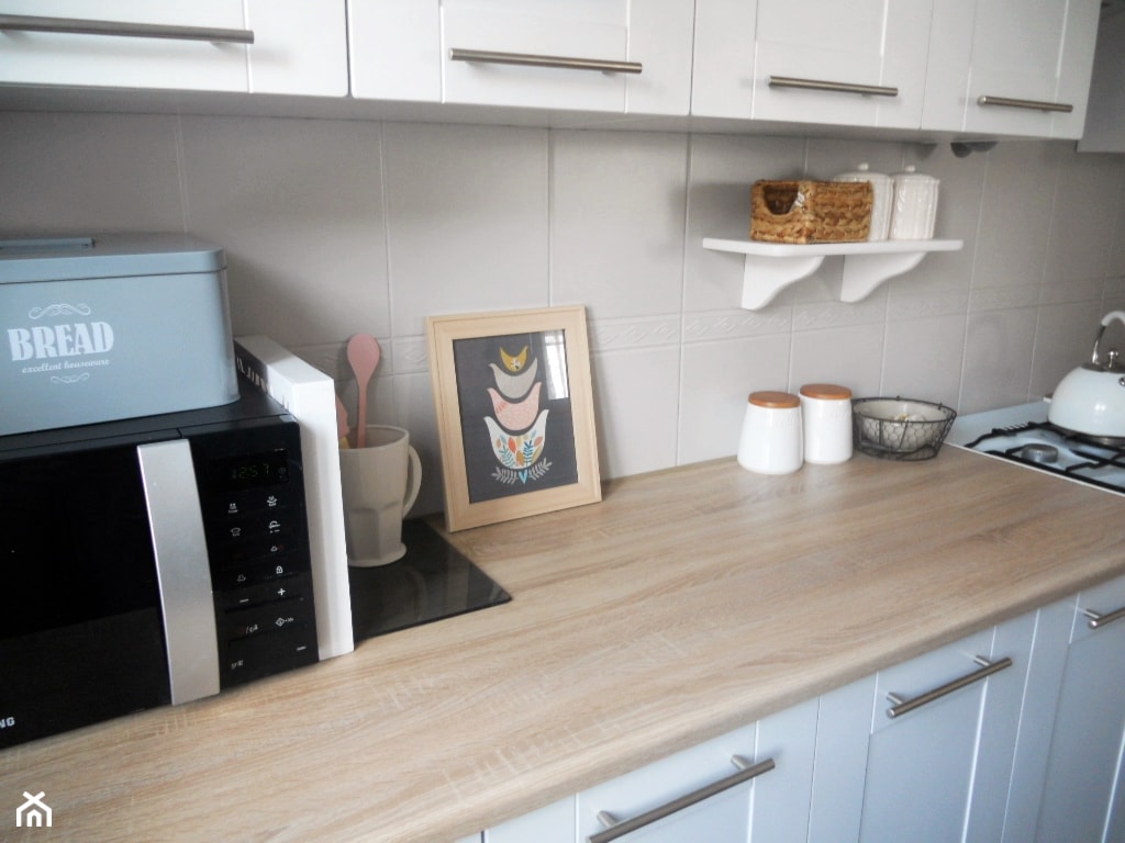 Metamorfoza kuchni tanim kosztem - Mała zamknięta szara z zabudowaną lodówką kuchnia jednorzędowa - zdjęcie od Olga88 - Homebook