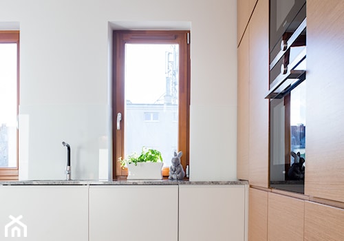 realizacja mieszkania w Poznaniu - Średnia zamknięta z kamiennym blatem biała z zabudowaną lodówką kuchnia w kształcie litery l z oknem, styl nowoczesny - zdjęcie od marina suchorska architektura wnętrz