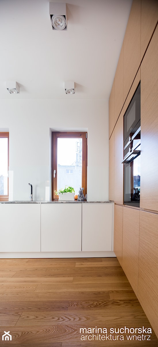 realizacja mieszkania w Poznaniu - Średnia zamknięta z kamiennym blatem biała z zabudowaną lodówką kuchnia w kształcie litery l z oknem, styl nowoczesny - zdjęcie od marina suchorska architektura wnętrz