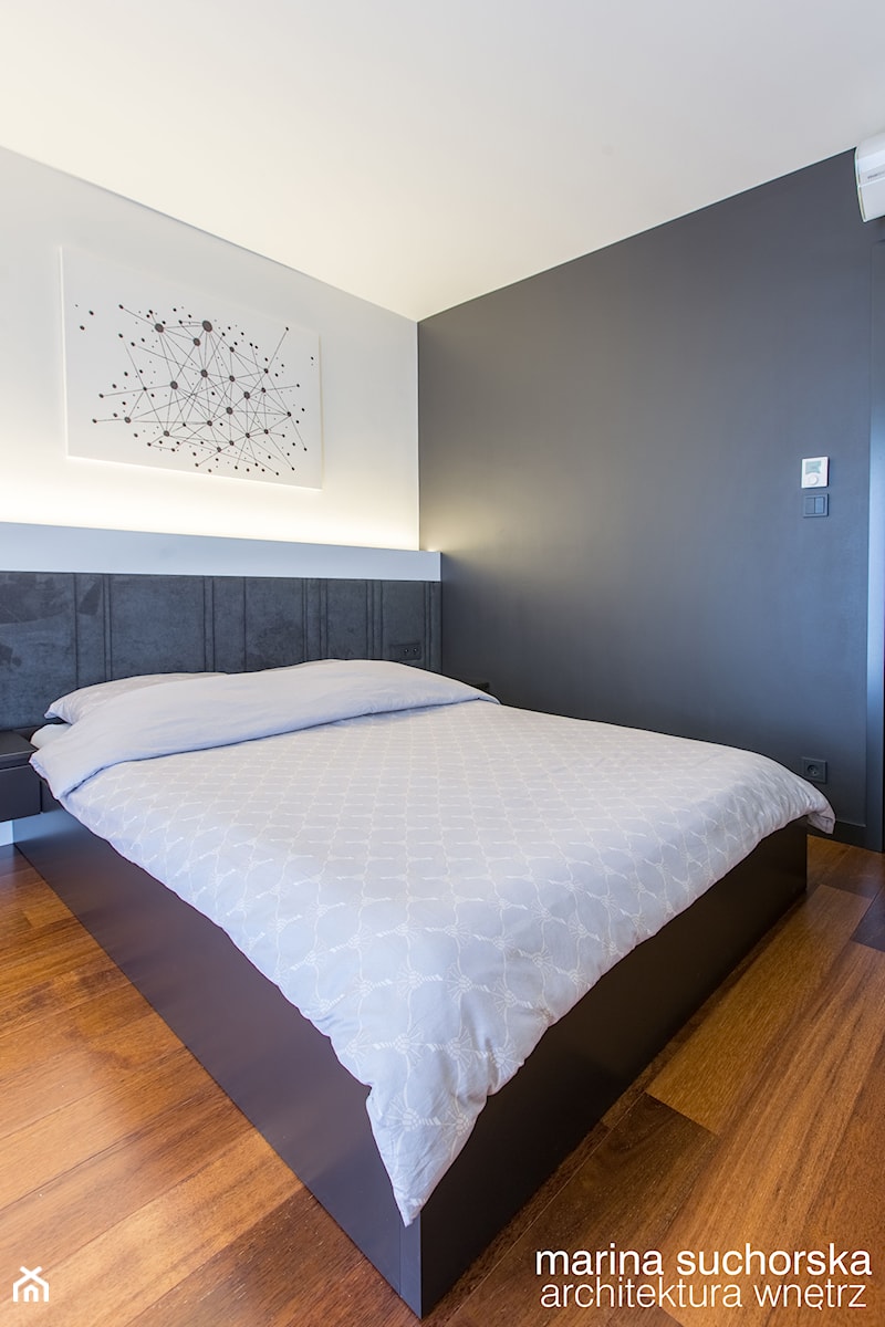 projekt mieszkania w Luboniu - Mała biała szara sypialnia, styl minimalistyczny - zdjęcie od marina suchorska architektura wnętrz