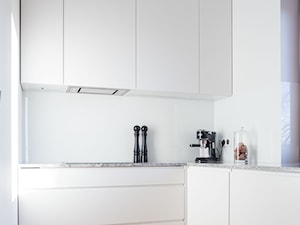 realizacja mieszkania w Poznaniu - Mała zamknięta z kamiennym blatem biała z lodówką wolnostojącą kuchnia w kształcie litery l z oknem, styl nowoczesny - zdjęcie od marina suchorska architektura wnętrz