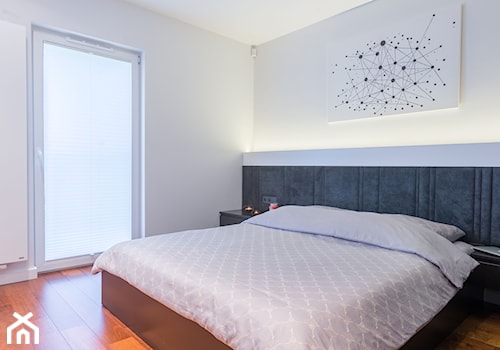 projekt mieszkania w Luboniu - Średnia biała sypialnia z balkonem / tarasem, styl minimalistyczny - zdjęcie od marina suchorska architektura wnętrz
