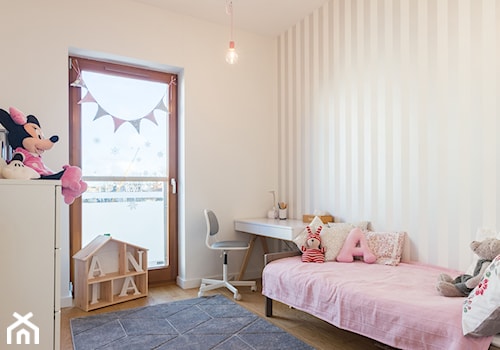 realizacja mieszkania w Poznaniu - Średni biały pokój dziecka dla dziecka dla nastolatka dla dziewczynki, styl nowoczesny - zdjęcie od marina suchorska architektura wnętrz