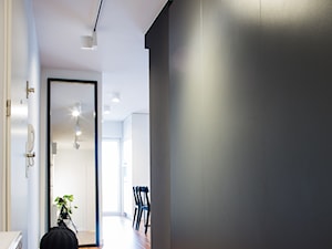 realizacja mieszkania w Luboniu - Średni biały czarny hol / przedpokój, styl minimalistyczny - zdjęcie od marina suchorska architektura wnętrz