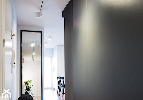 realizacja mieszkania w Luboniu - Średni biały czarny hol / przedpokój, styl minimalistyczny - zdjęcie od marina suchorska architektura wnętrz
