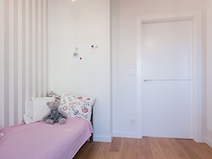 realizacja mieszkania w Poznaniu - Średni biały pokój dziecka dla dziecka dla nastolatka dla dziewczynki, styl nowoczesny - zdjęcie od marina suchorska architektura wnętrz