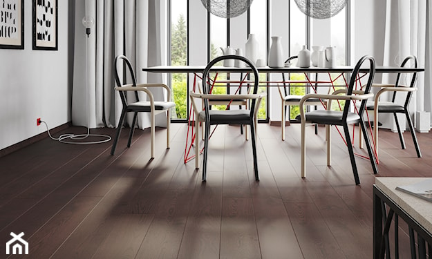 drewniana podłoga Barlinek, szare zasłony, metalowe krzesła