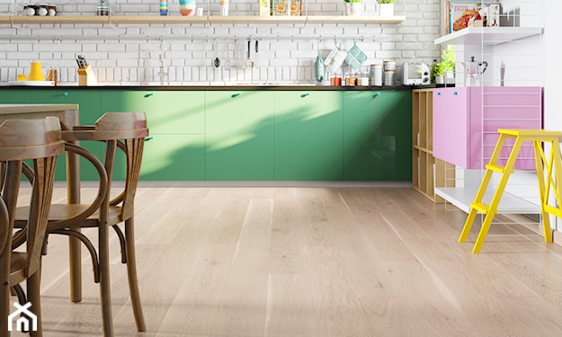 podłoga z jasnego drewna, zielone szafki kuchenne, różowa szafka, drewniana podłoga, drewniane krzesła