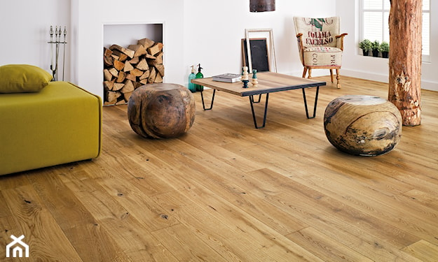 drewniana podłoga w salonie z kinkiem