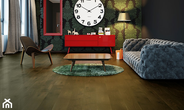 ciemna drewniana podłoga w salonie