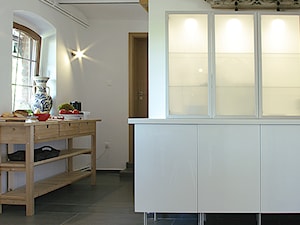 Siedlisko Lecą Żurawie - Średnia biała jadalnia jako osobne pomieszczenie, styl nowoczesny - zdjęcie od Studio Projektowe RoRO interior + design