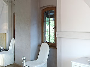 Siedlisko Lecą Żurawie - Średnia biała szara sypialnia, styl glamour - zdjęcie od Studio Projektowe RoRO interior + design