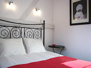 Siedlisko Lecą Żurawie - Mała biała sypialnia, styl glamour - zdjęcie od Studio Projektowe RoRO interior + design