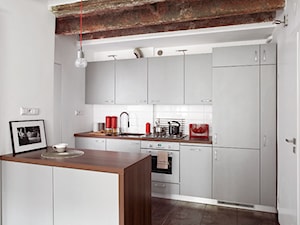 CITY LOFT RORO - Średnia otwarta biała z zabudowaną lodówką kuchnia jednorzędowa, styl industrialny - zdjęcie od Studio Projektowe RoRO interior + design