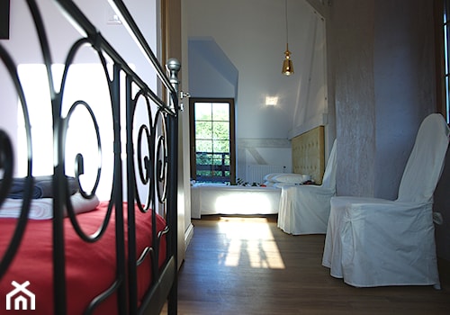 Siedlisko Lecą Żurawie - Średnia biała szara sypialnia, styl glamour - zdjęcie od Studio Projektowe RoRO interior + design