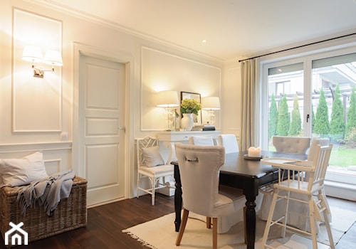 Mieszkanie w Warszawie w stylu New England - Średnia biała jadalnia w salonie, styl tradycyjny - zdjęcie od WWW.STUDIO-INACZEJ.PL