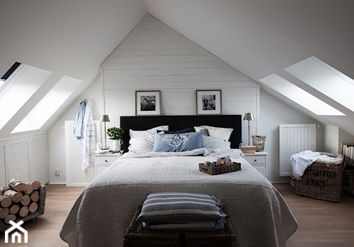 Dwupoziomowy apartament na Kabatach - Średnia biała sypialnia na poddaszu, styl skandynawski - zdjęcie od WWW.STUDIO-INACZEJ.PL