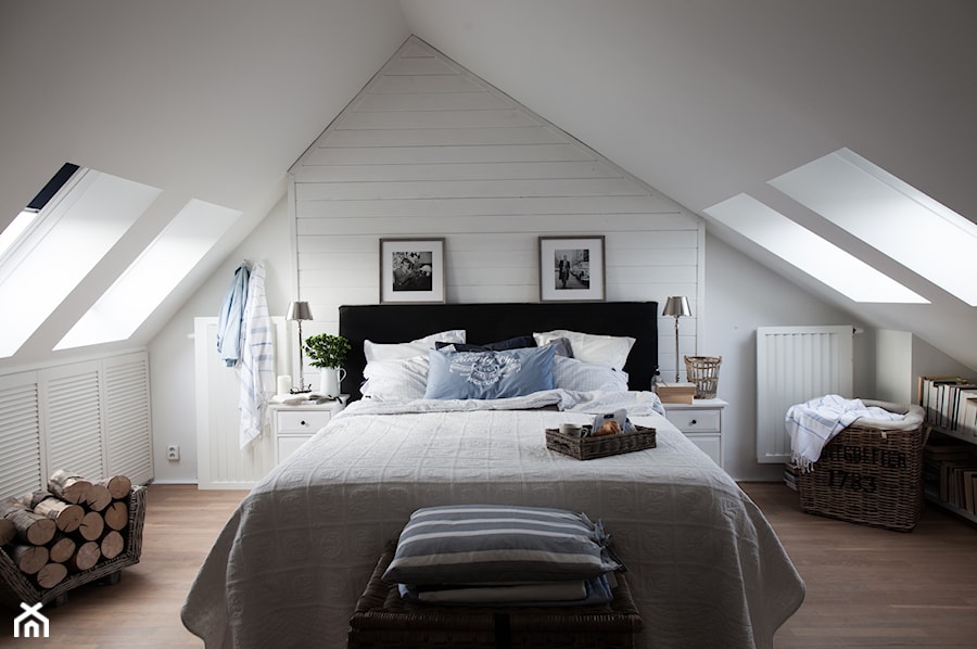 Dwupoziomowy apartament na Kabatach - Średnia biała sypialnia na poddaszu, styl skandynawski - zdjęcie od WWW.STUDIO-INACZEJ.PL