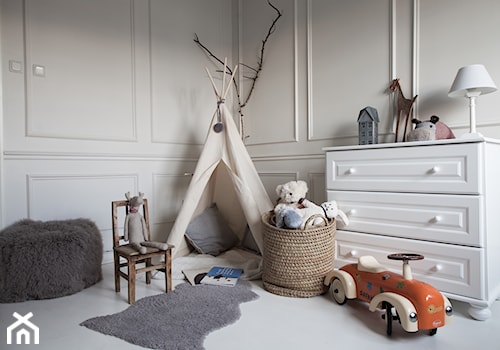 Dwupoziomowy apartament na Kabatach - Średni biały pokój dziecka dla dziecka dla chłopca dla dziewczynki, styl skandynawski - zdjęcie od WWW.STUDIO-INACZEJ.PL