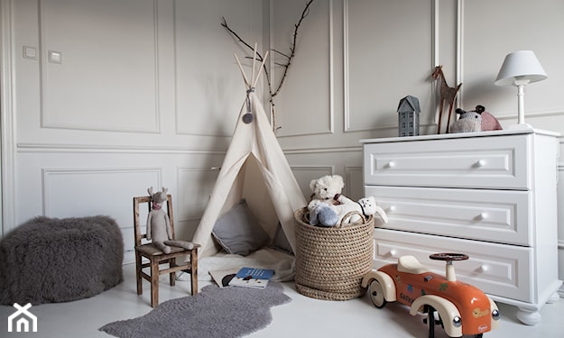 biała komoda, beżowy namiot do zabawy, drewniane krzesło, szary dywan, wiklinowy kosz