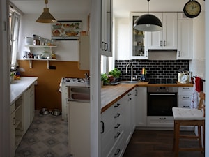 Mała wielka kuchnia - Mała zamknięta biała z zabudowaną lodówką kuchnia w kształcie litery l, styl skandynawski - zdjęcie od Agnieszka Bartoszek 2