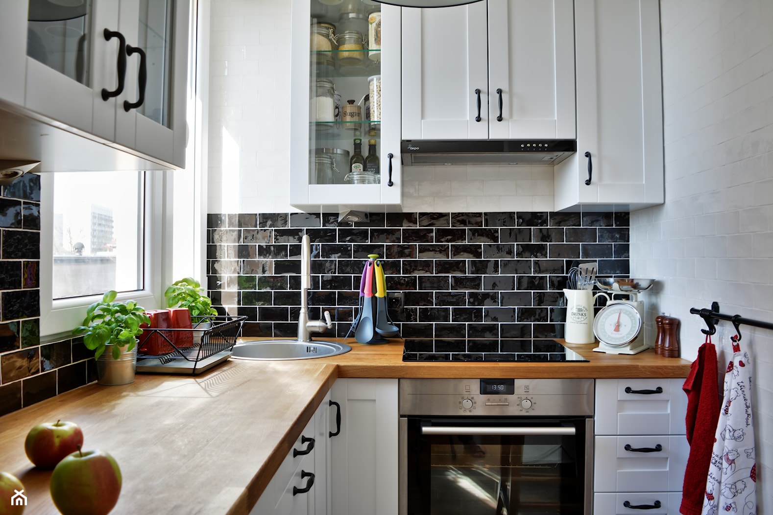 Mała wielka kuchnia - Mała zamknięta z salonem biała czarna z zabudowaną lodówką kuchnia w kształcie litery l, styl skandynawski - zdjęcie od Agnieszka Bartoszek 2 - Homebook