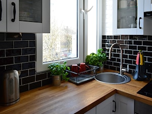 Mała wielka kuchnia - Średnia z salonem biała czarna z nablatowym zlewozmywakiem kuchnia, styl skandynawski - zdjęcie od Agnieszka Bartoszek 2